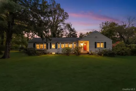 89 Van Brunt Manor Rd, Setauket, NY 11733