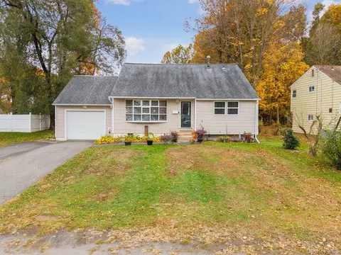 27 Appletree Dr, Saugerties, NY 12477
