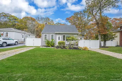 302 Auborn Ave, Shirley, NY 11967