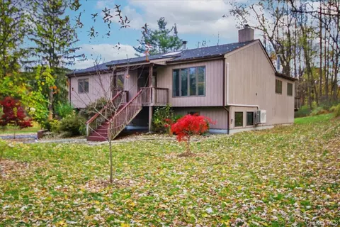 102 Old Post Rd, Marlboro, NY 12542