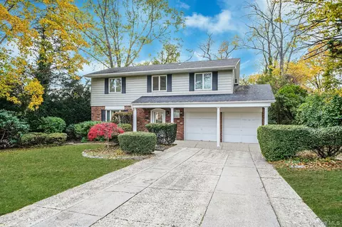 28 Glacier Dr, Smithtown, NY 11787