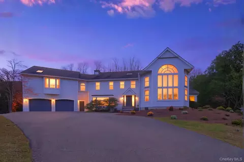7 Dickson Ln, Mount Kisco, NY 10549