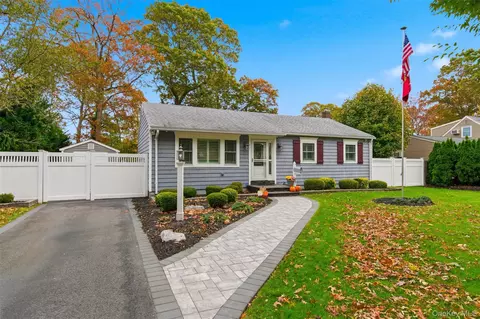 277 5th Ave, Saint James, NY 11780