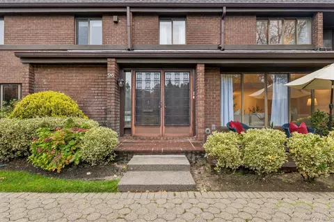 96 Acorn Ponds Dr, North Hempstead, NY 11576