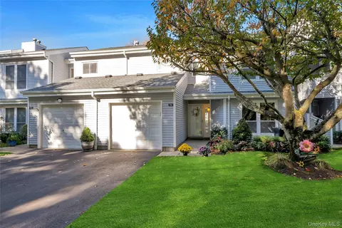 94 Hampton Vista Dr, Manorville, NY 11949