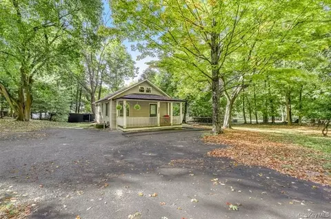 65 N Airmont Rd, Ramapo, NY 10901