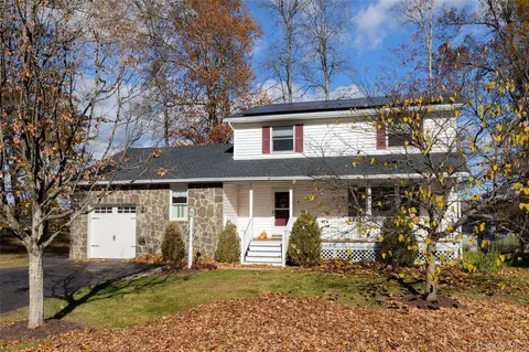 6 Somers Dr, Rhinebeck, NY 12572