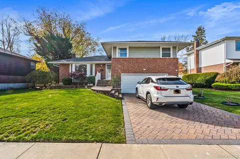 15 Vista Rd, Plainview, NY 11803