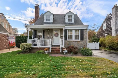 11 Walker St, Malverne, NY 11565