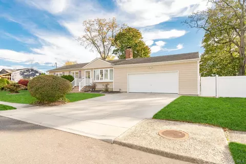 53 1st St, Brentwood, NY 11717