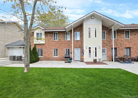 27 Cheyenne Ct #27, Coram, NY 11727