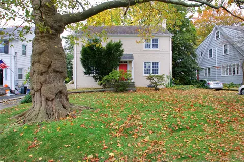 414 Hunt Ln, North Hempstead, NY 11030