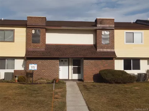53 Pointe Cir S #53, Coram, NY 11727