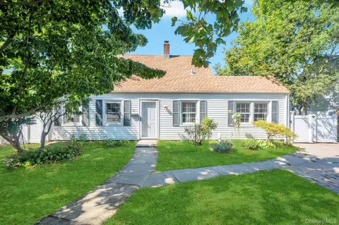 81 Division Ave, Levittown, NY 11756