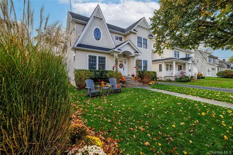 16 Westminster Rd, Rockville Centre, NY 11570