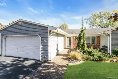15 Empire Ct, Commack, NY 11725