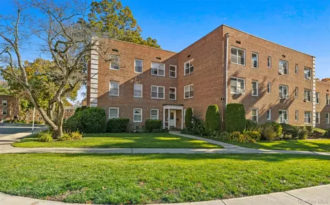 2 Edwards St #3D, North Hempstead, NY 11577