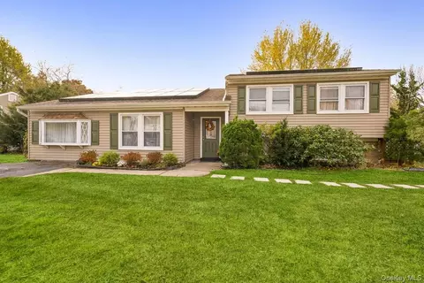 26 Grand Canyon Ln, Coram, NY 11727