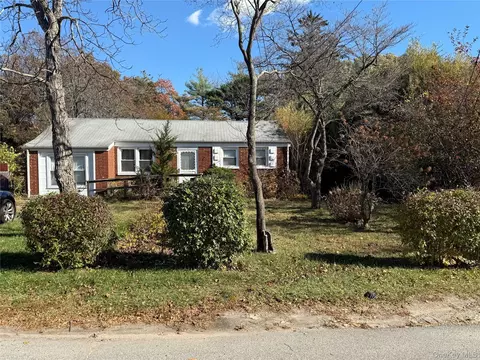 1663 N Thompson Dr, Bay Shore, NY 11706