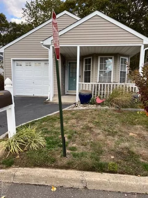 426 Village Cir N, Manorville, NY 11949
