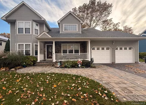 40 Winnecomac Cir, Kings Park, NY 11754