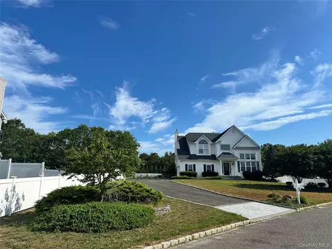 3 Camden Ct, Medford, NY 11763