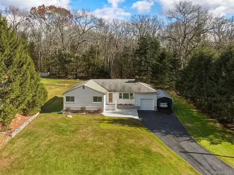 90 Rocky View Dr, Hawley, PA 18428