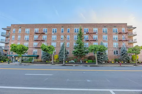 504 Merrick Rd #4E, Lynbrook, NY 11563