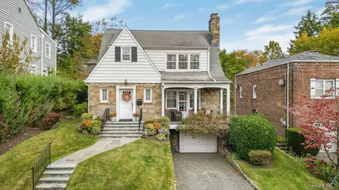 21 Huntington Dr, Yonkers, NY 10704