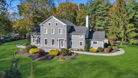 22 Fort Salonga Rd, Centerport, NY 11721