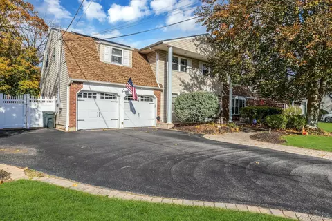 27 Hollister Ln, Islip, NY 11751