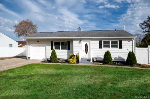 1039 Carll Dr, Bay Shore, NY 11706