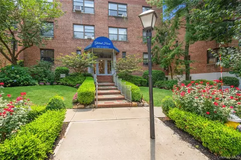 90 Schenck Ave #2L, North Hempstead, NY 11021