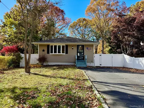 99 Grand Ave, Shirley, NY 11967