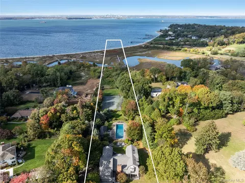 25 Soundview Ln, North Hempstead, NY 11050