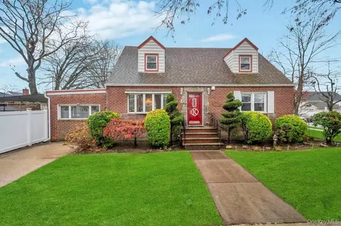 8303 261st St, Glen Oaks, NY 11004
