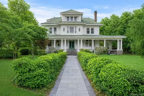 121 S Jamesport Ave, Riverhead, NY 11970