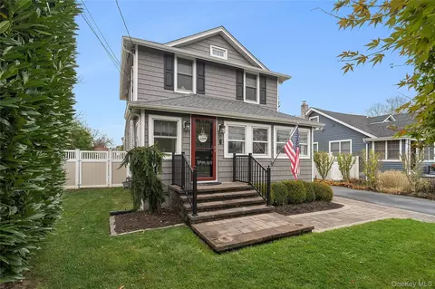 31 Roosevelt Ave, Sayville, NY 11782