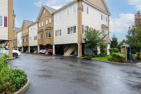 330 Maple Ave #19, North Hempstead, NY 11590