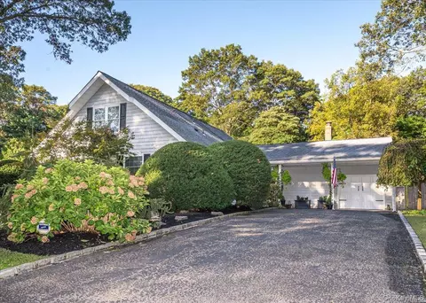 346 Ridgefield Rd, Hauppauge, NY 11788