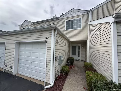 328 Prairie Ct, Manorville, NY 11949
