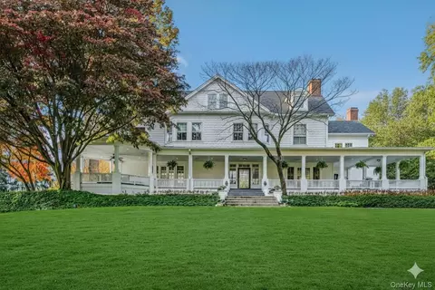 24 Harbor Hill Rd, Huntington, NY 11743