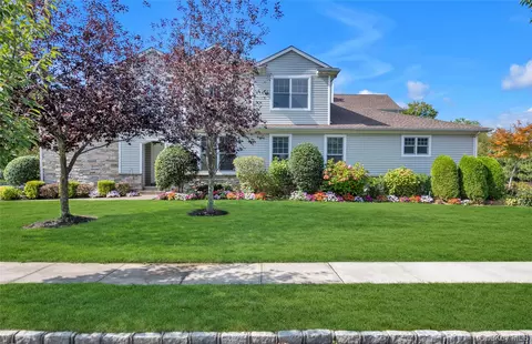 626 Village Grn N, North Hempstead, NY 11050