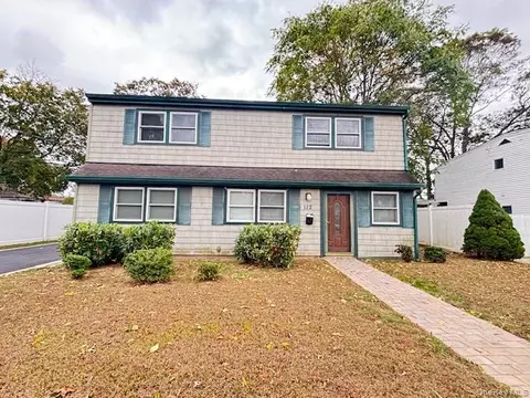 112 W Scudder Ave, Copiague, NY 11726