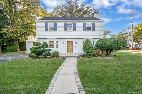 25 Oxford Dr, Freeport, NY 11520
