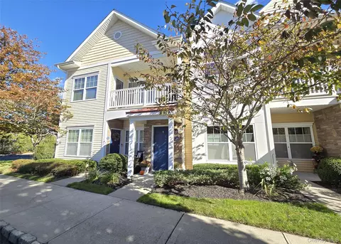 11 Lager Ln, Patchogue, NY 11772