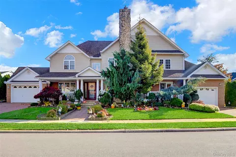 807 Cypress Dr, Franklin Square, NY 11010