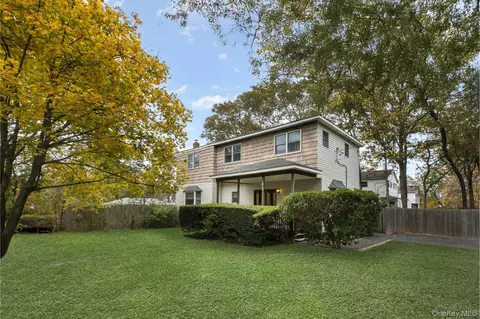 19 Hawthorne St, Mastic, NY 11950