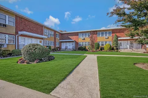 45 Farber Dr #45, Babylon, NY 11704