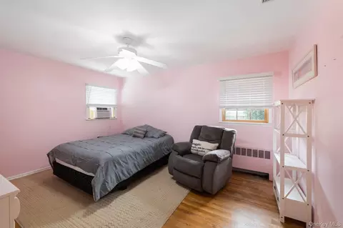 Bedroom - 9 Princeton Dr, Plainview, NY 11803 photo 4 of 8